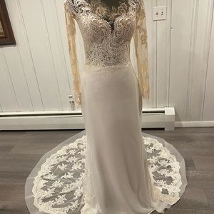 Brand new wedding dress by Mila Nova
